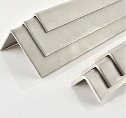 Profile ze stali nierdzewnej o wymiarach 100 x 50 mm w kształcie L, w rodzaju barów o nierównym kącie, klasy 304